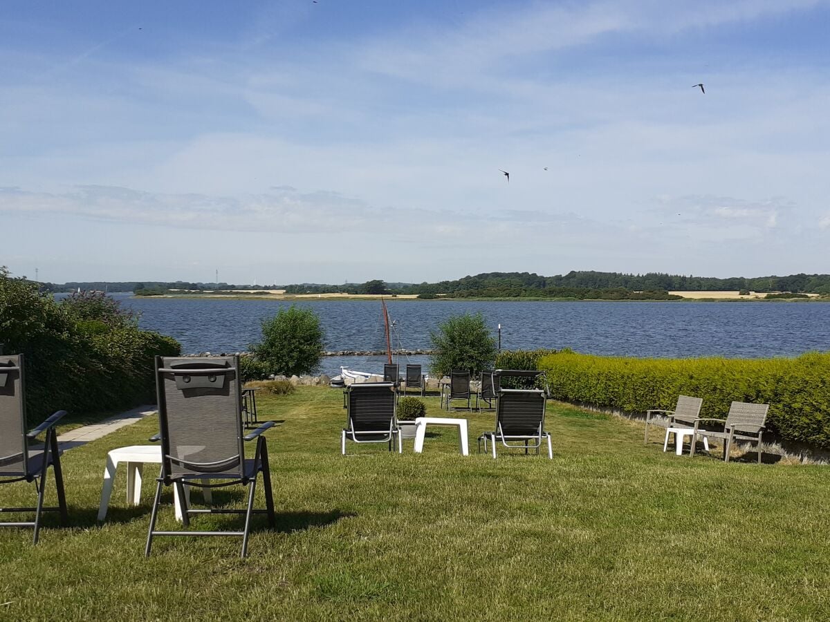 Garten der Ferienwohnungen direkt am Wasser