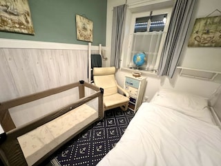 Kinderzimmer mit Babybett