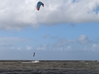 Kitesurfer vor dem Strand