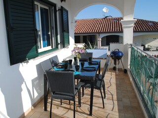 Terrasse im 2. Stock mit Sicht auf Pool rechts