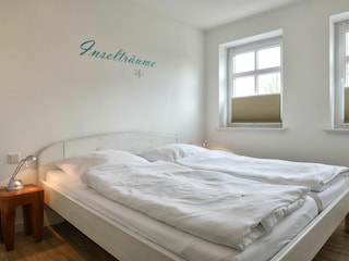 In jedem Schlafzimmer befindet sich ein großer Einbauschrank.