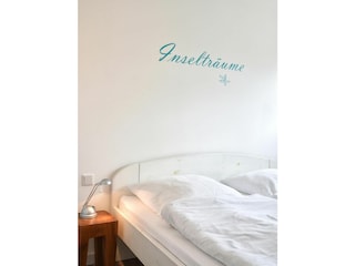 In diesem Schlafzimmer befindet sich außerdem ein Safe.