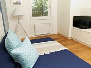 Das Einzelbettzimmer verfügt über einen eigenen Smart-TV.