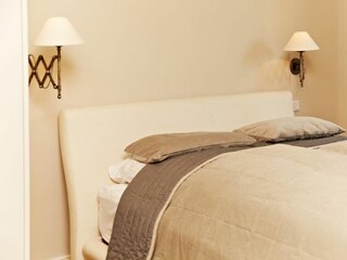 Dieses Doppelbettschlafzimmer befindet sich im Erdgeschoss.