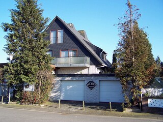 Haus Hegen mit Blick auf den Balkon Wohnung D