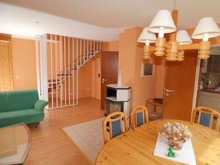 Eingangsbereich und Treppe ins DG