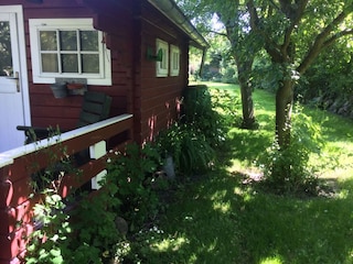 Großer Garten mit Gartenmöbeln und Liegestühlen
