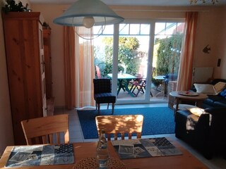 Esstisch mit Blick in das Wohnzimmer