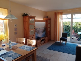 Wenn der Fernseher aus ist, mit beleuchtbaren Rollo