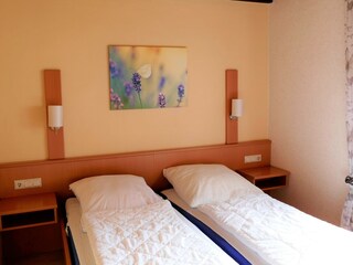 Schlafzimmer 1, Doppelbett im Erdgeschoss