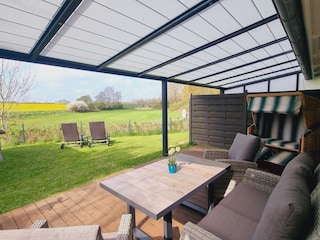 mit elektrisch ausfahrbarem Sonnenschutz