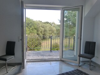 Wohnzimmer mit Zugang zu 2. Terrasse