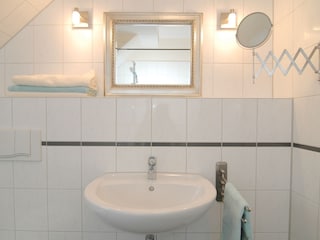 Bad mit großer Dusche und Badewanne