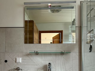 Badezimmer im EG mit WC und Fenster