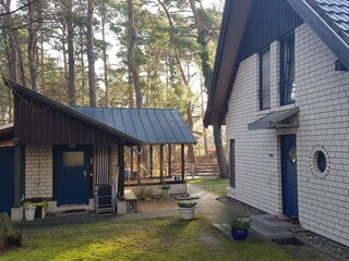 Hauseingang rechts, Carport und Terrasse links