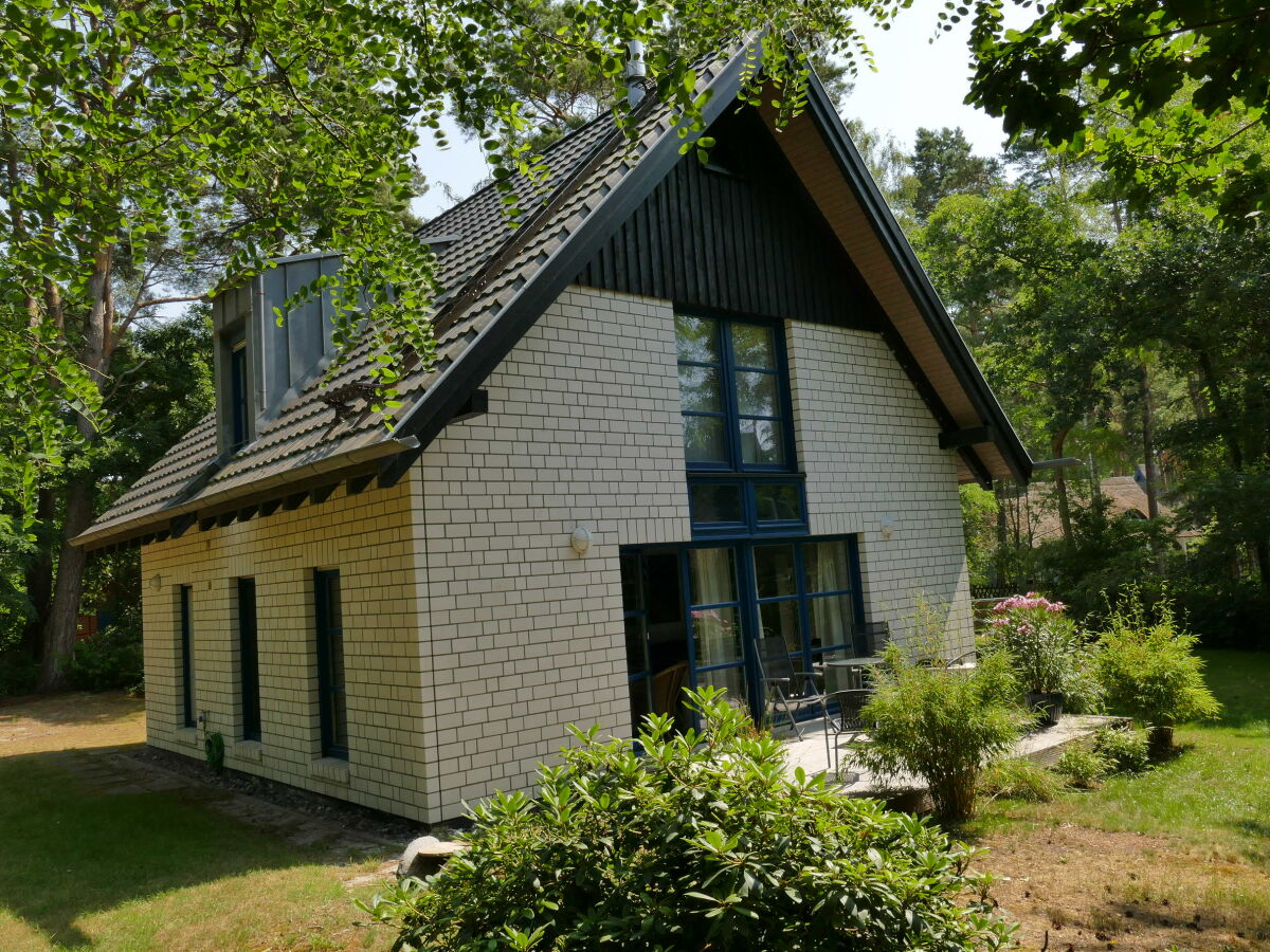 Haus mit Terasse zum Garten, Blick vom Dünenweg