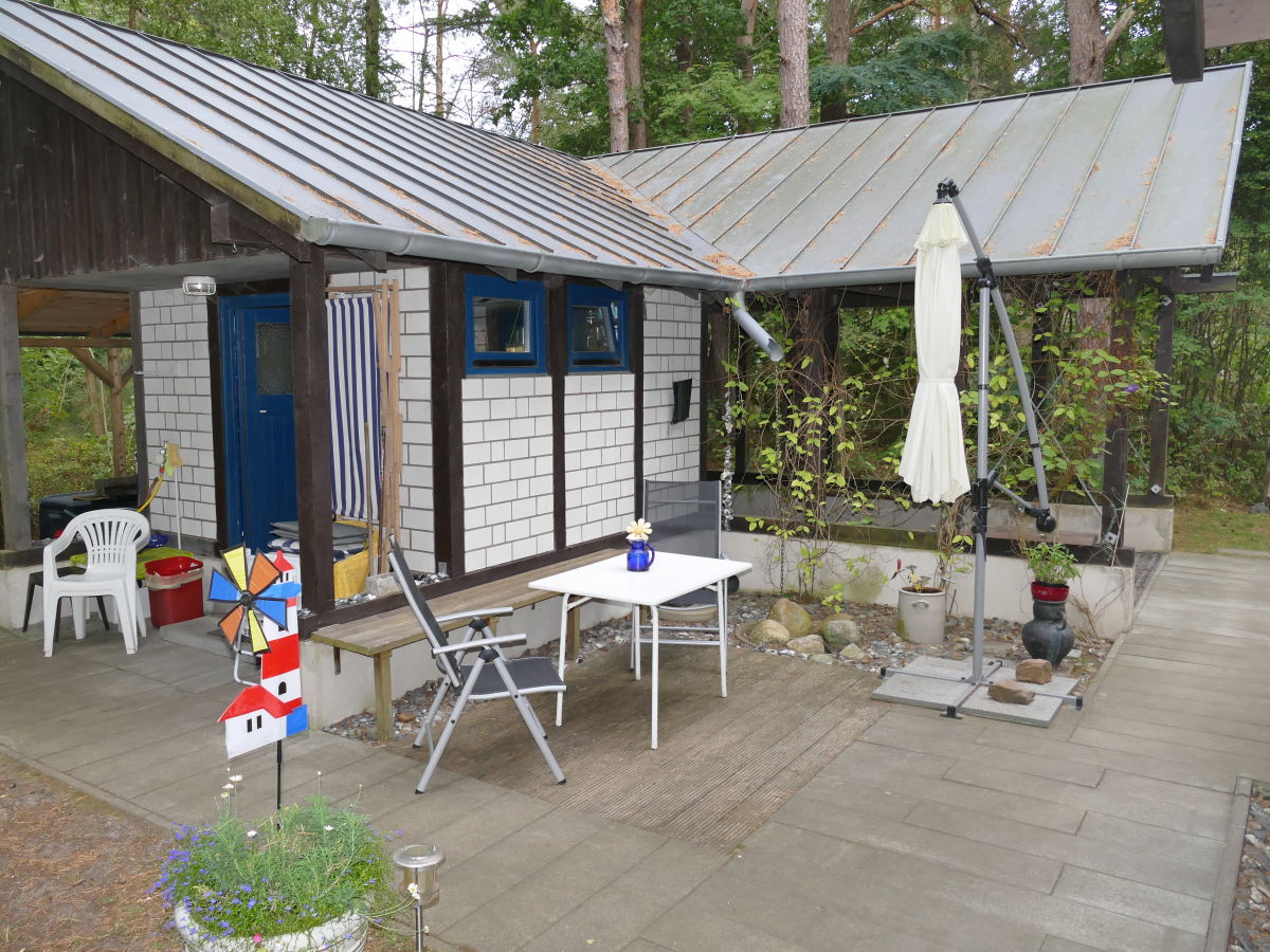 Terrasse am Carport und Carport