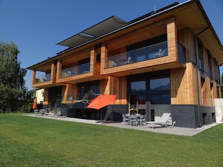 Südseite mit Terrasse und Garten