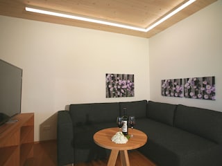 Sitzecke mit SAT-TV