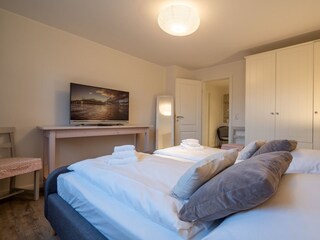 1. Schlafzimmer mit TV