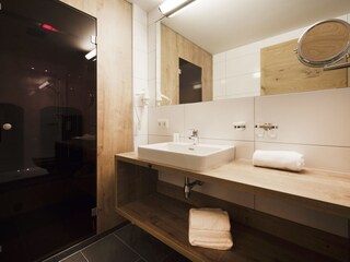 Badezimmer mit Physiotherm-Infrarotkabine