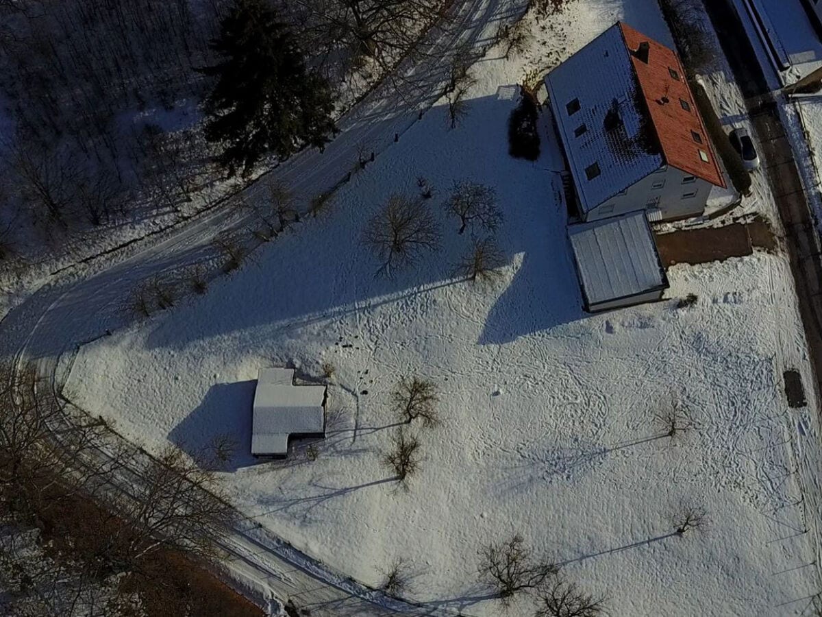 Haus mit Garten im Winter