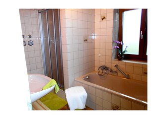 Tageslicht-Bad mit Duschkabine