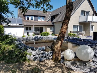 Hausansicht mit Teich