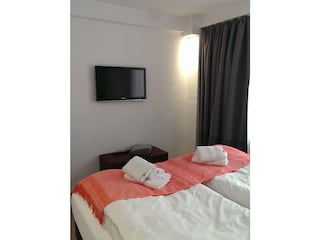 Schlafzimmer 1 mit TV