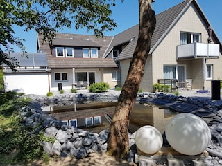 Hausansicht mit Teich