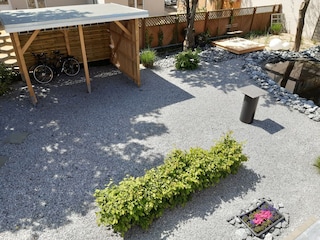 Fahrradunterstand und Garten