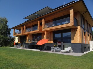 Südseite mit Terrasse und Garten