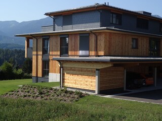 Ostansicht mit Carport & Fahrradabstellraum