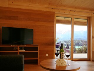 SAT-TV und Ausblick auf See und Berge