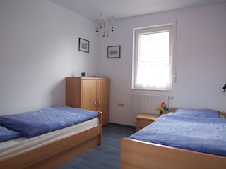 Schlafzimmer mit zwei Einzelbetten