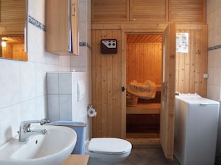 Badeszimmer mit Dusche und Sauna