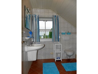 Bad mit Dusche und WC