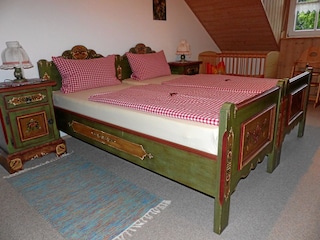 Schlafzimmer Weitblick mit Gitterbett