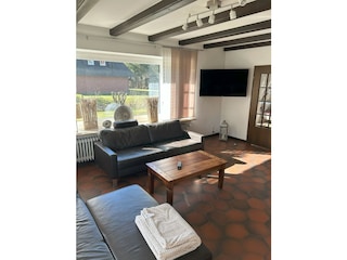 EG: Wohnzimmer mit 55 Zoll TV
