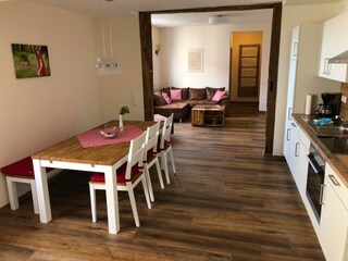 großer Esszimmer-/Küchenbereich