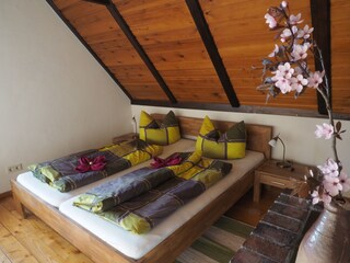 Das Große Schlafzimmer mit Doppelbett und Liege