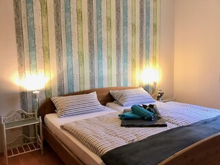 Schlafzimmer mit Doppelbett