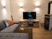 gemütliches Wohnzimmer mit Flatscreen TV