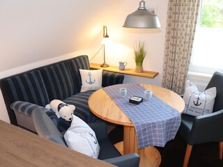 Steuerbord Wohnküche - Couch mit Tisch