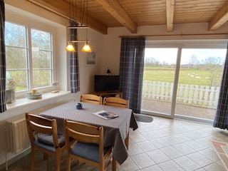 Eßtisch mit Blick zum Parkplatz und auf die Schafweie a