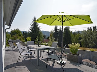 Terrasse mit Gartenmöbeln