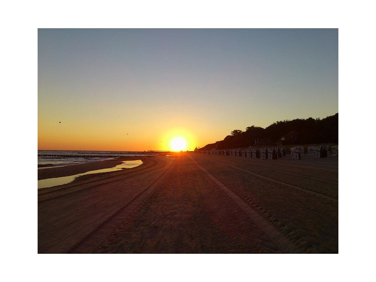 Sonnenaufgang an der 4 km langen Strandpromenade