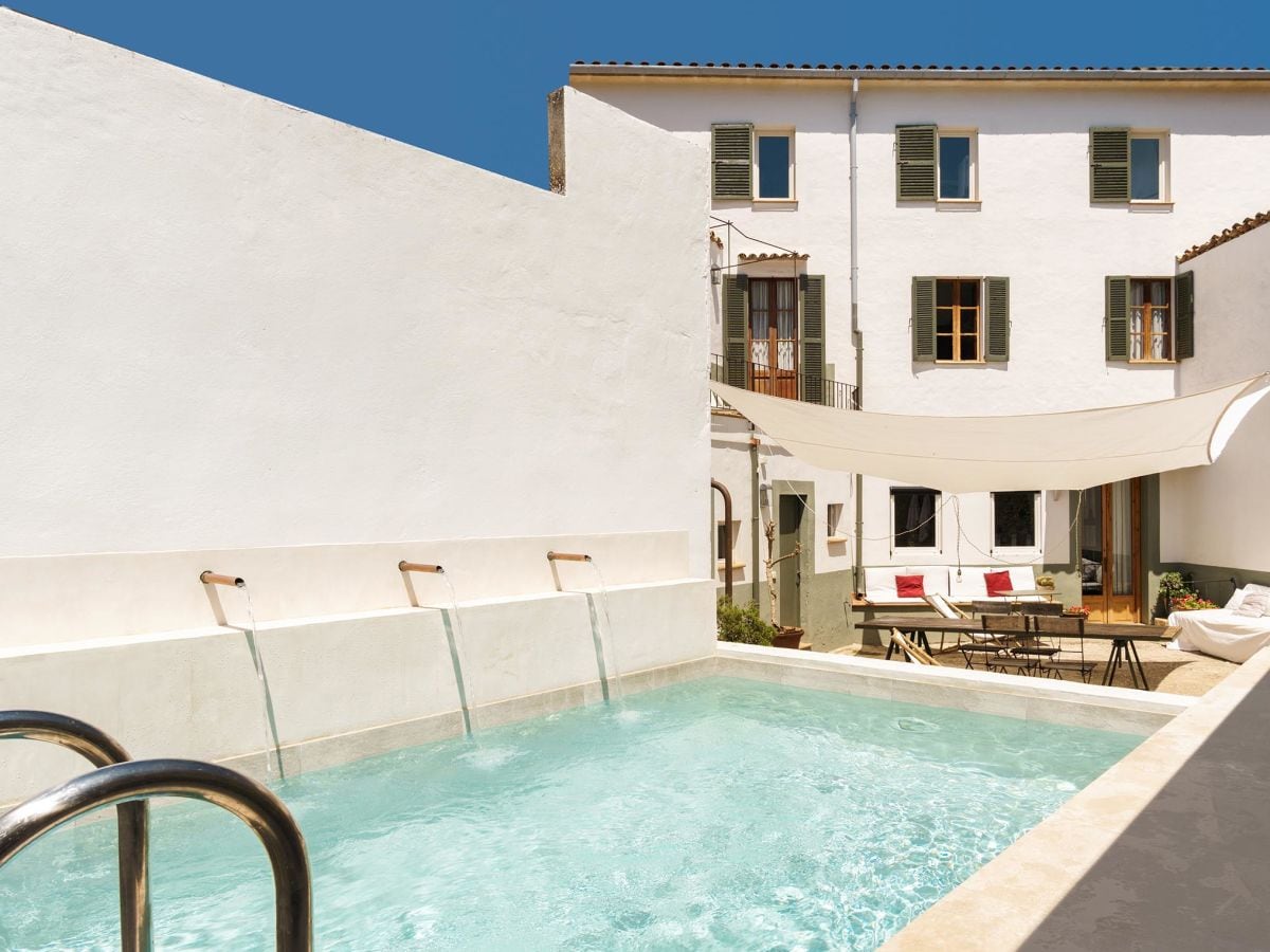 Townhouse with courtyard and private pool