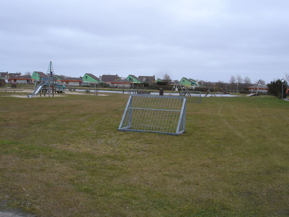 Attraktiver Spielplatz mit Spielsee