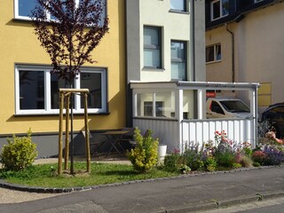 Vorgarten mit Sitzgruppe für Hausgäste